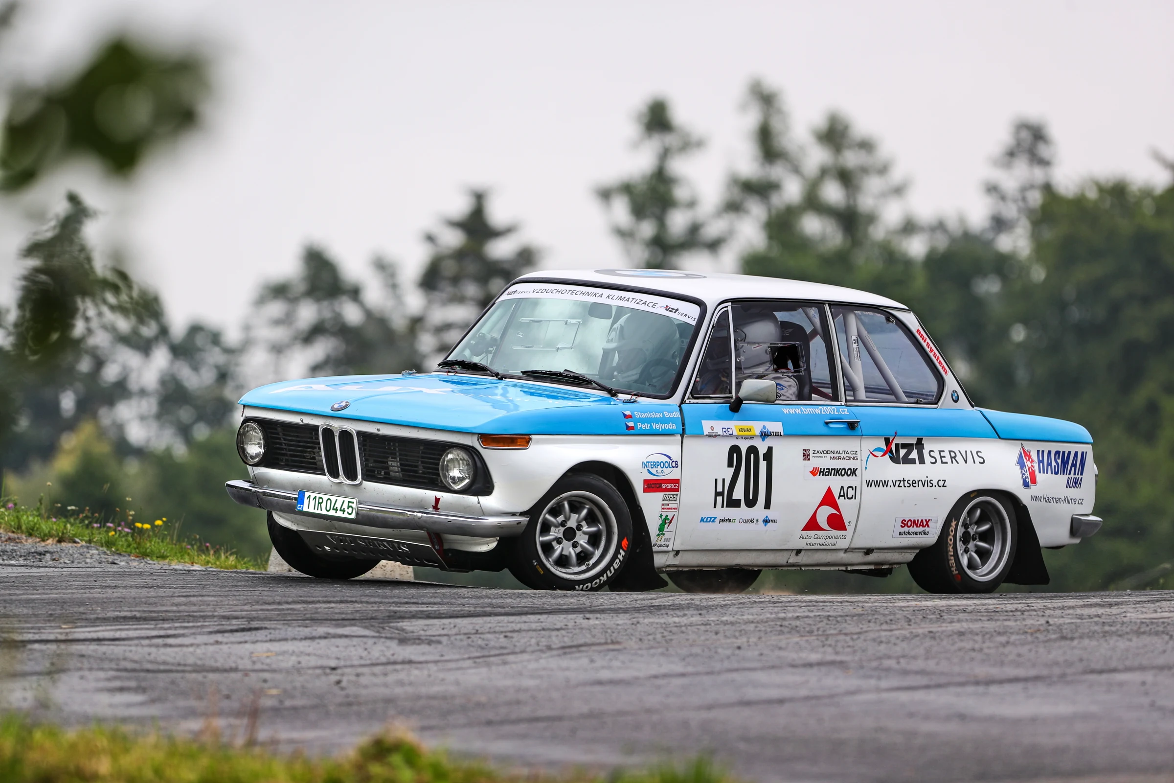Závodní BMW 2002 z boku